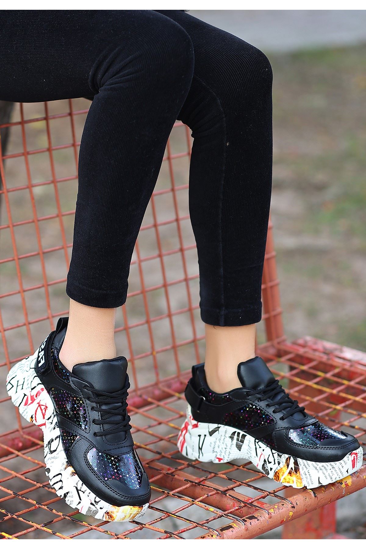 Funie Siyah Cilt Rugan Detaylı Bağcıklı Spor Ayakkabı