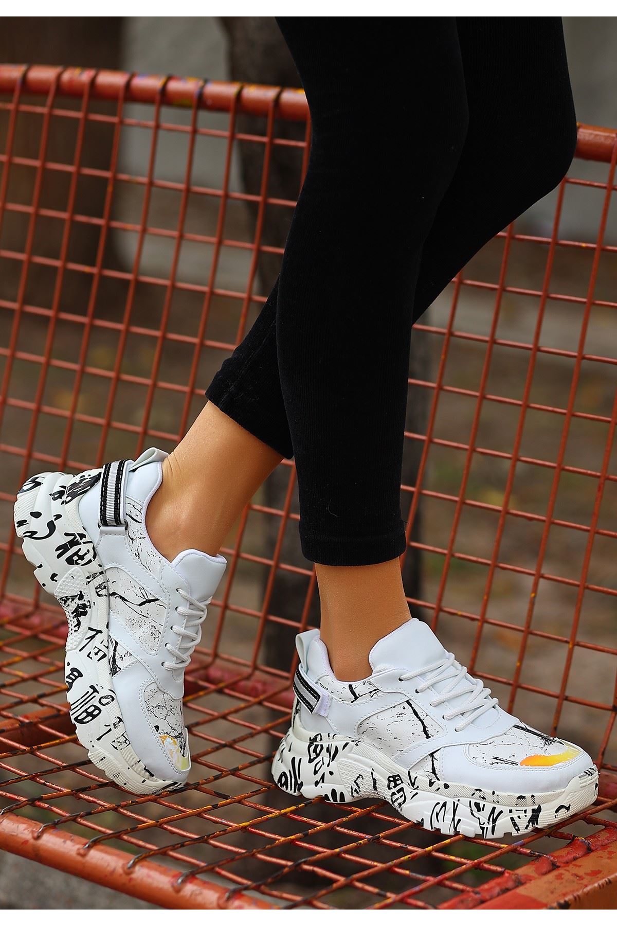 Funie Beyaz Cilt Hologram Detaylı Bağcıklı Spor Ayakkabı