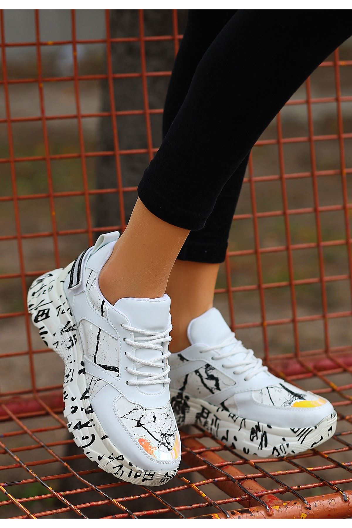 Funie Beyaz Cilt Hologram Detaylı Bağcıklı Spor Ayakkabı