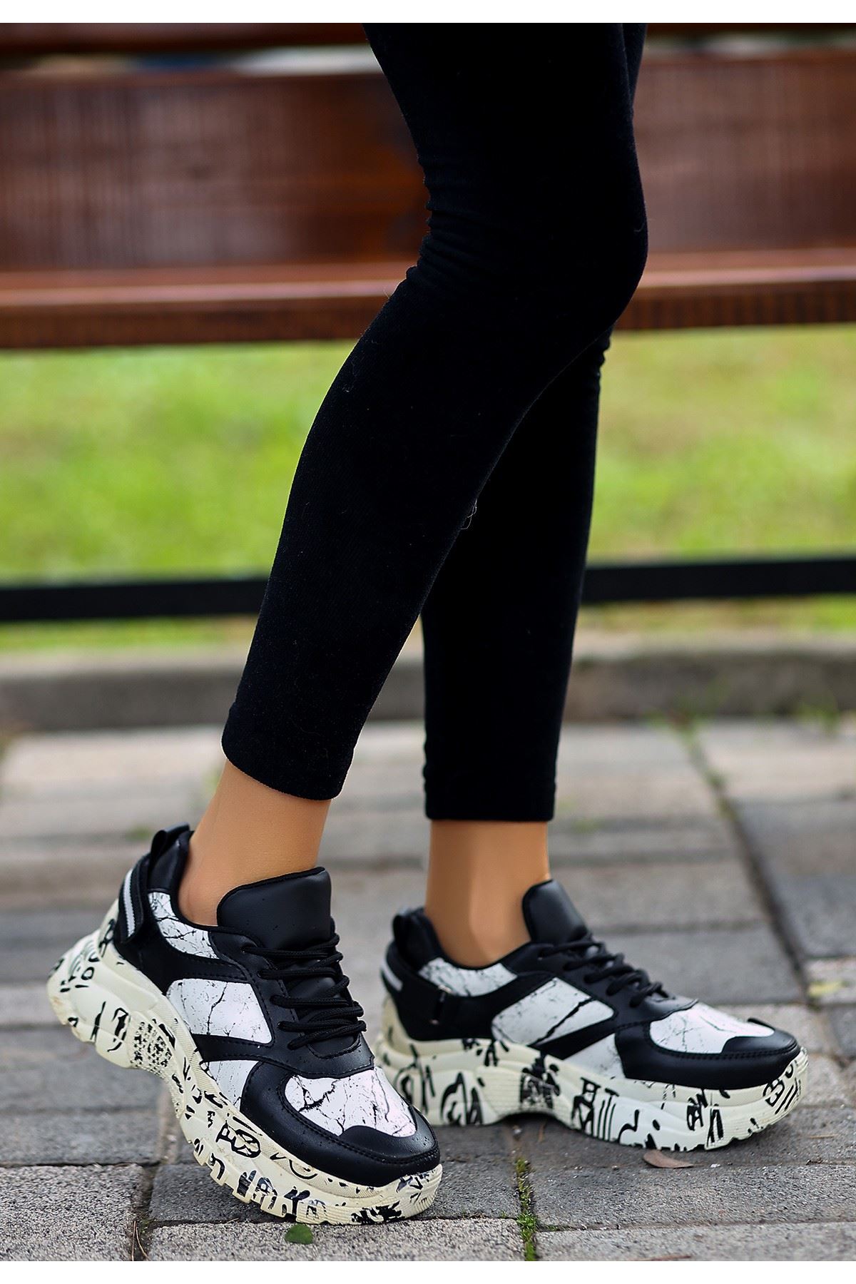 Funie Siyah Cilt Beyaz Detaylı Bağcıklı Spor Ayakkabı
