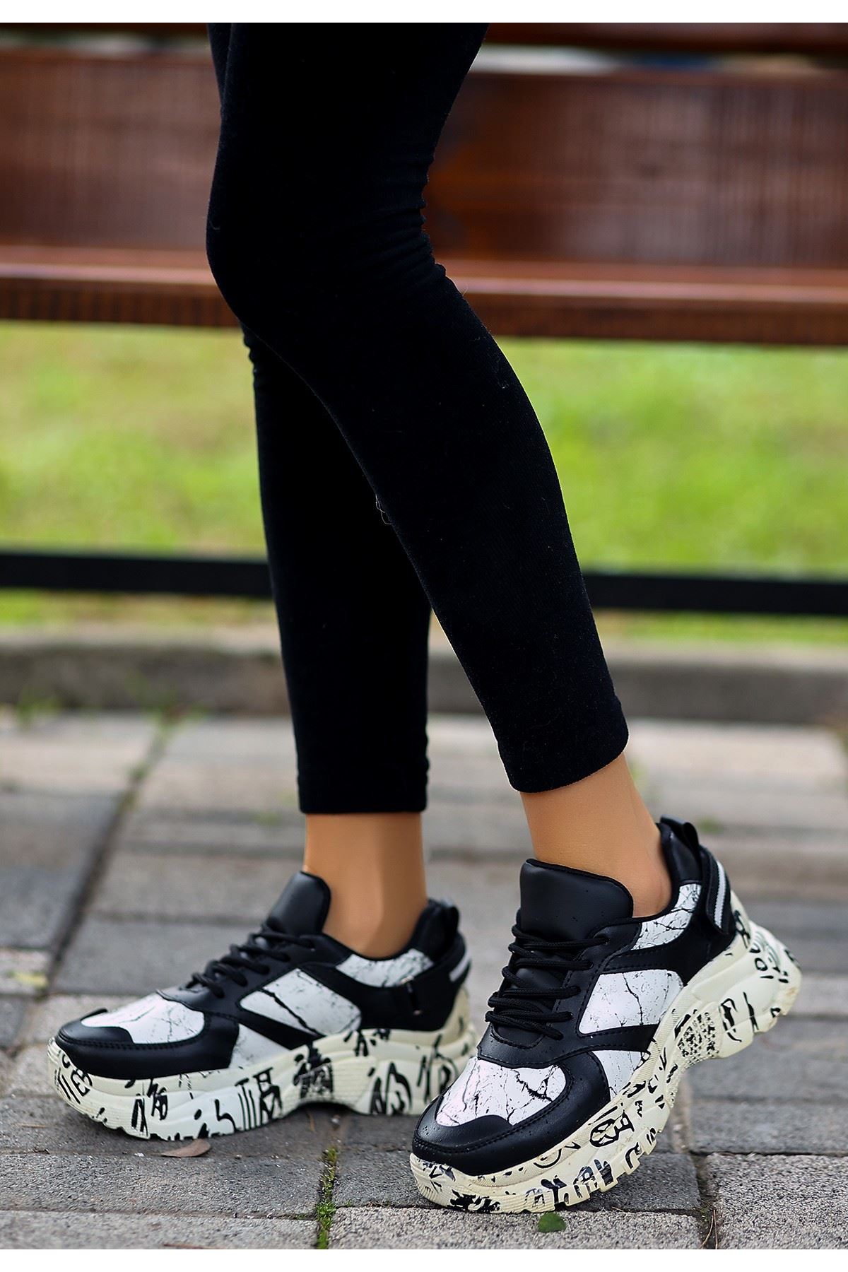 Funie Siyah Cilt Beyaz Detaylı Bağcıklı Spor Ayakkabı