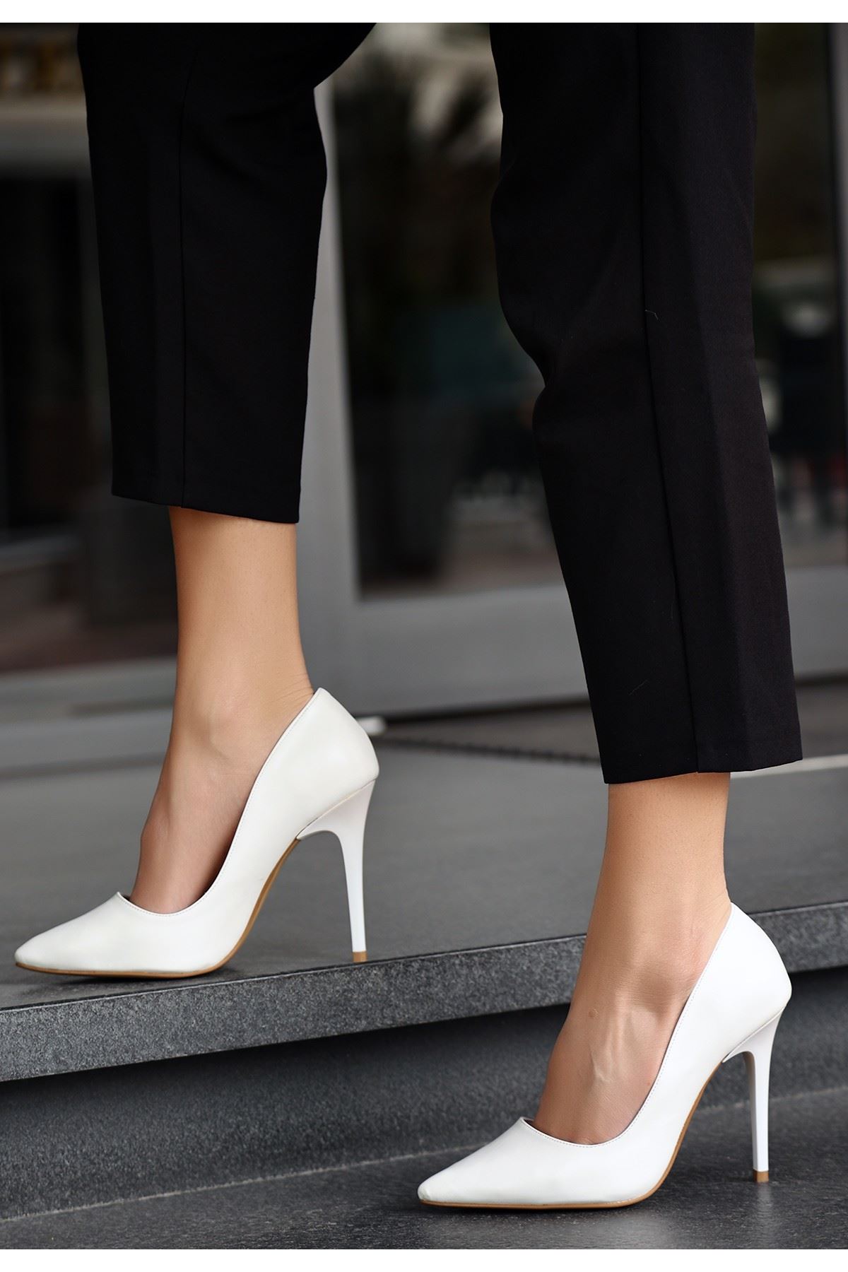 Deor Beyaz Cilt Stiletto Ayakkabı