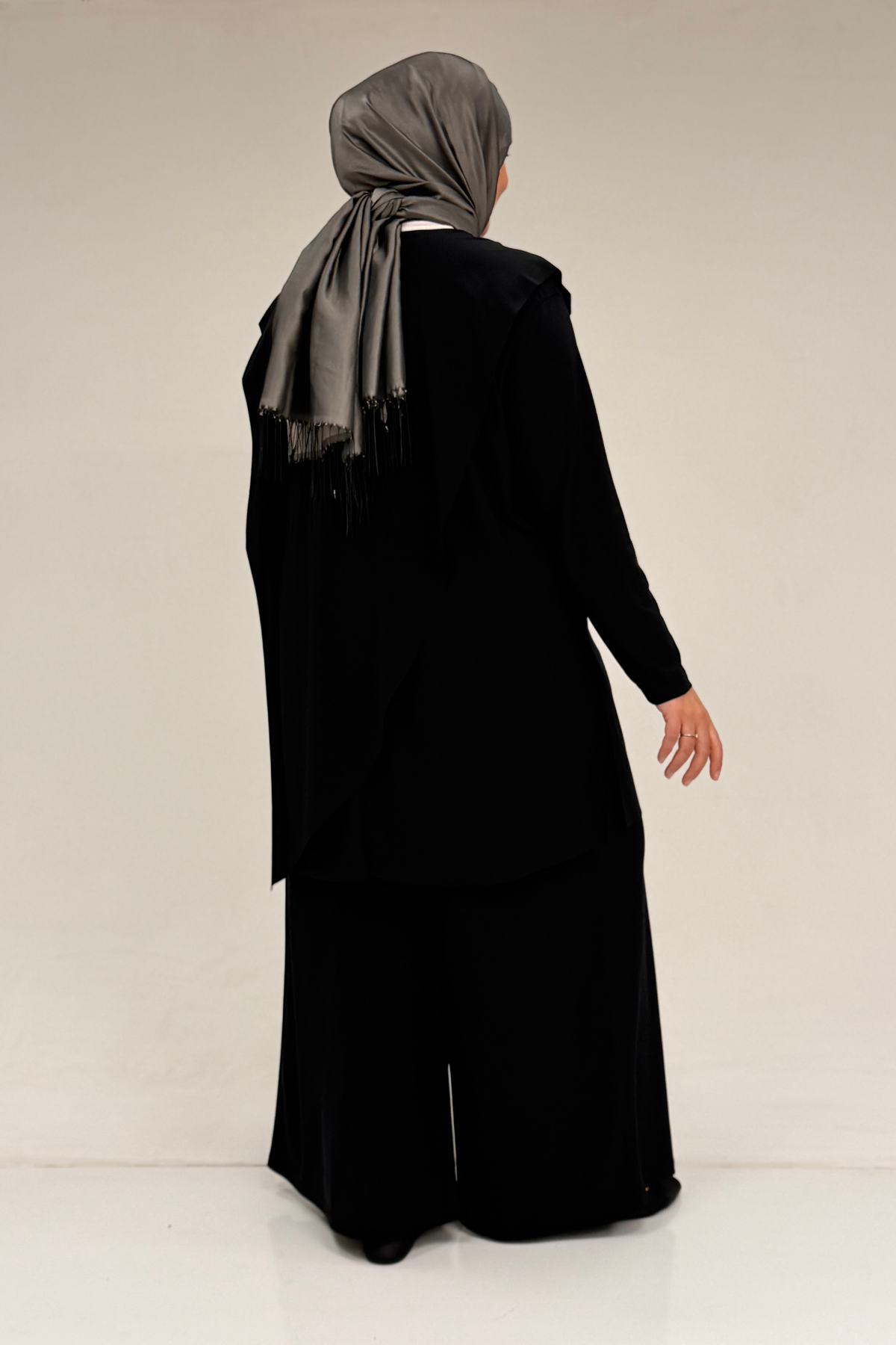 67004 Büyük Beden Önü Ve Arkası Pelerin Detaylı Sandy Pantolonlu Takım - Siyah