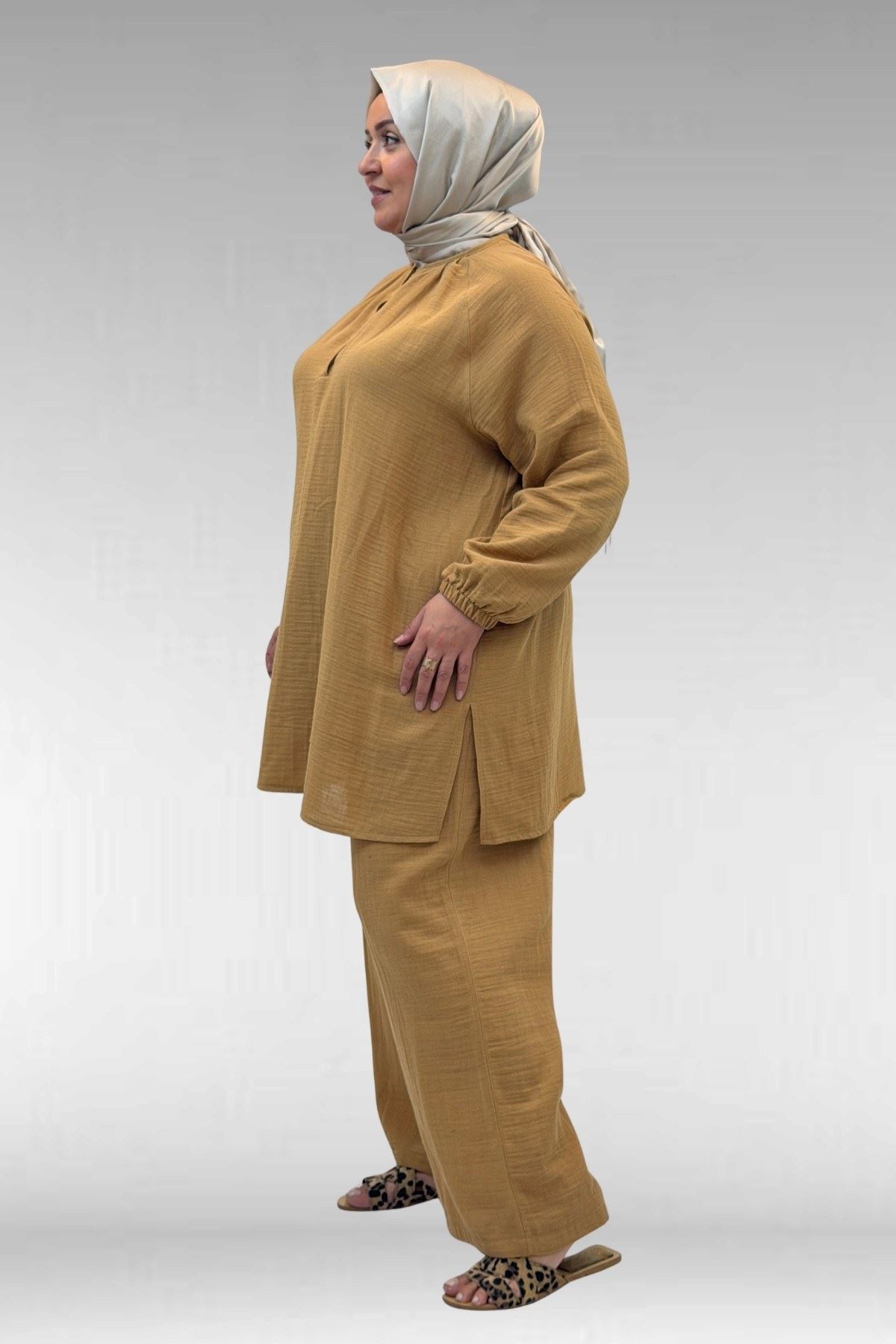 67039 Büyük Beden Yarım Patlı Sıfır Yaka Müslin Pantolonlu Takım - Bisküvi