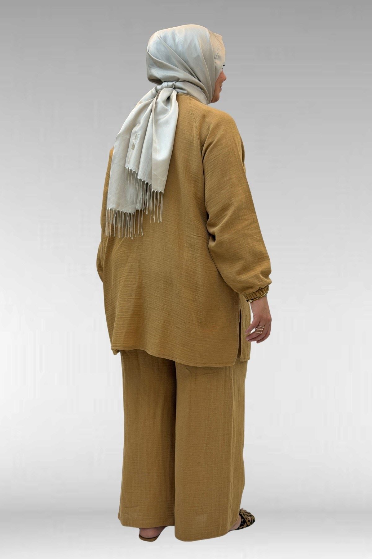 67039 Büyük Beden Yarım Patlı Sıfır Yaka Müslin Pantolonlu Takım - Bisküvi