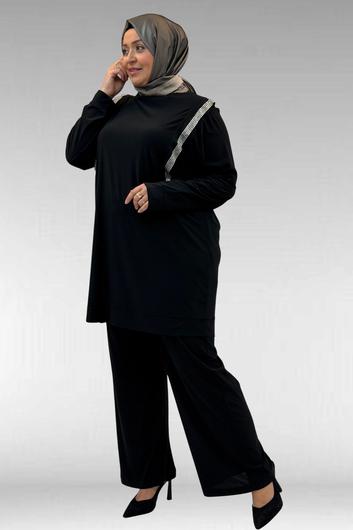 67022 Büyük Beden Omzu Taş Detaylı Sandy Pantolonlu Takım - Siyah