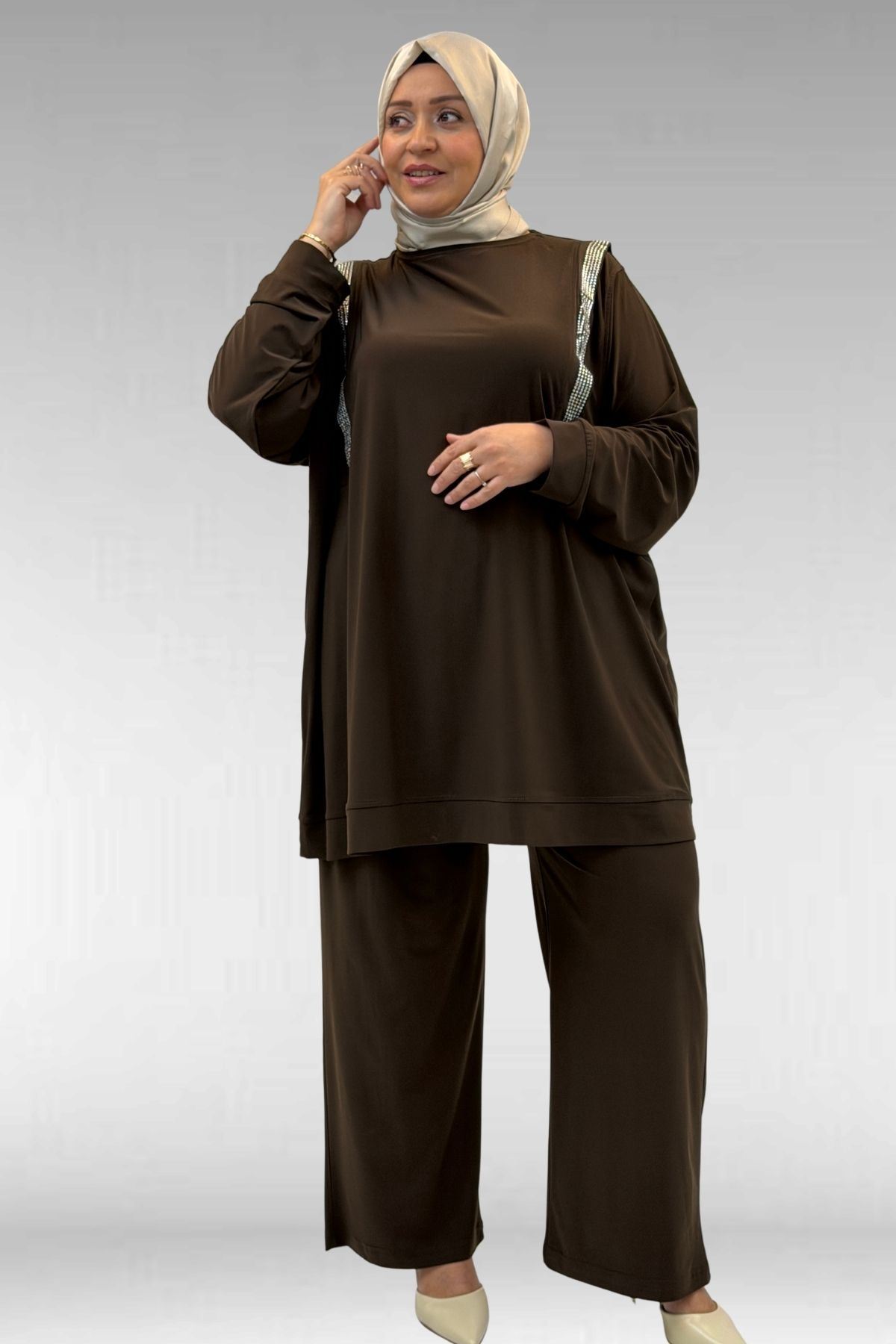 67022 Büyük Beden Omzu Taş Detaylı Sandy Pantolonlu Takım - Kahve