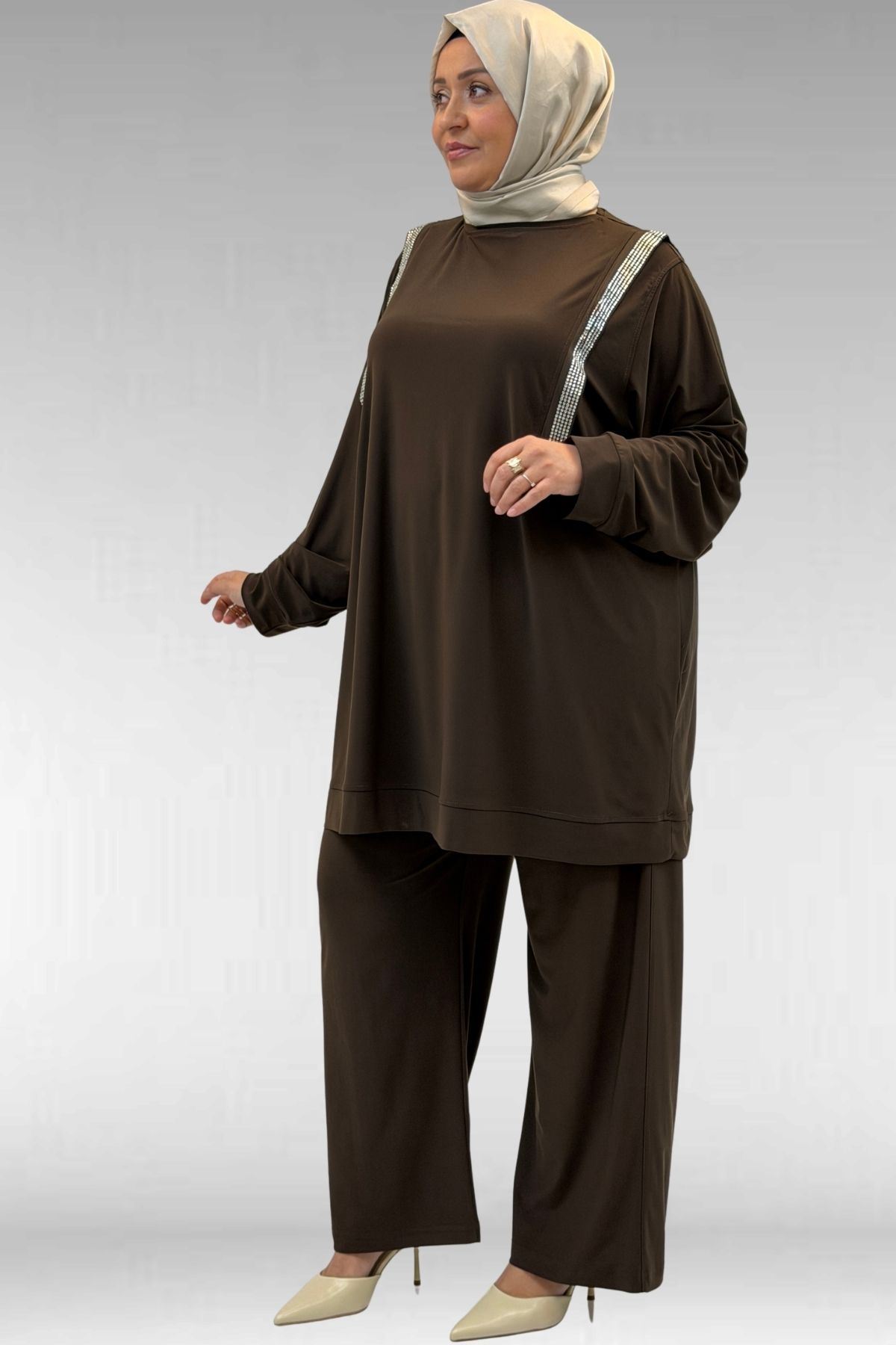 67022 Büyük Beden Omzu Taş Detaylı Sandy Pantolonlu Takım - Kahve