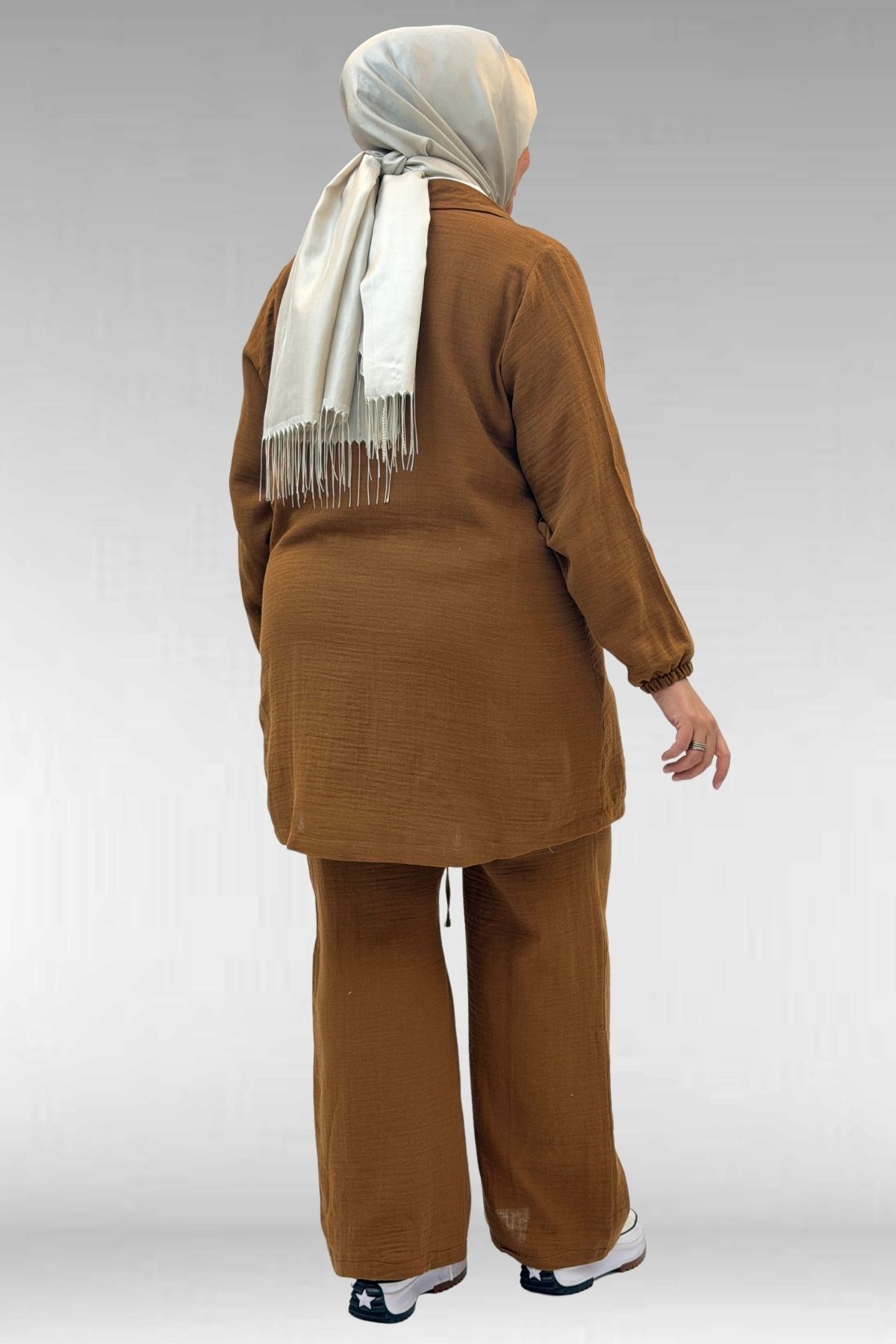 67015 Büyük Beden Cepleri D Toka Detaylı Müslin Pantolonlu Takım - Kahve