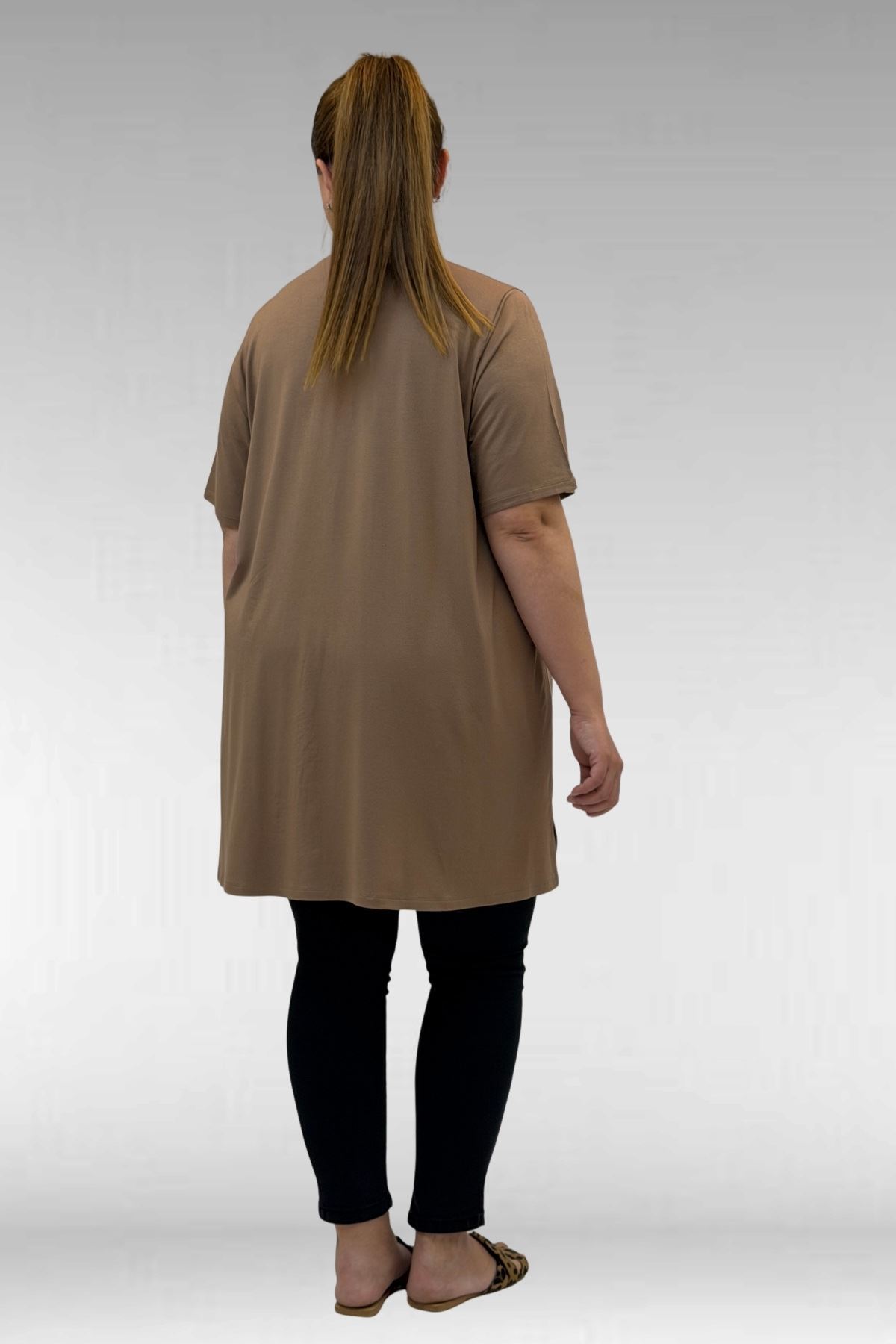 68501 Büyük Beden Yakası Biyeli Önü Taşlı Penye Tişört - Vizon