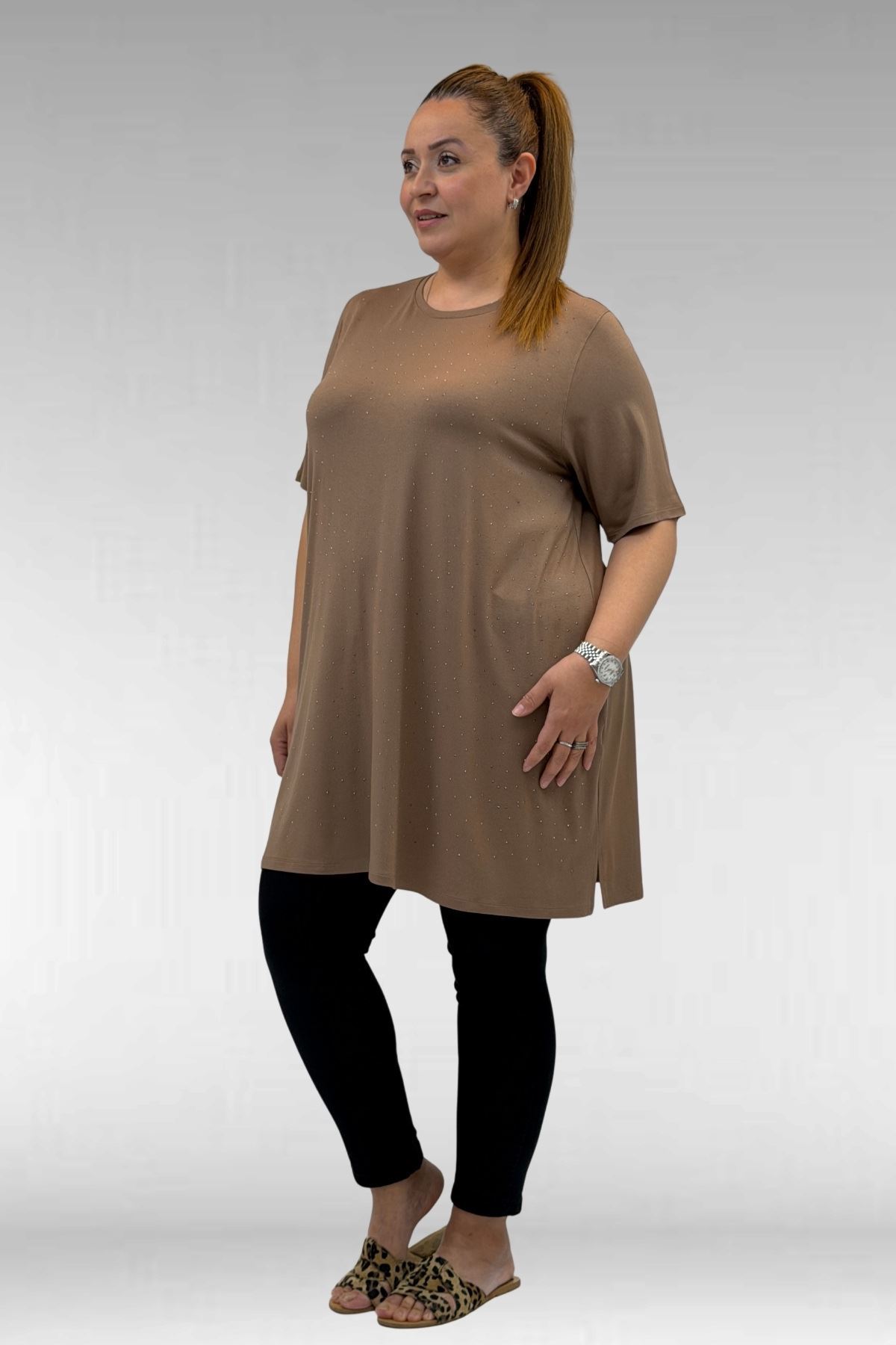 68501 Büyük Beden Yakası Biyeli Önü Taşlı Penye Tişört - Vizon