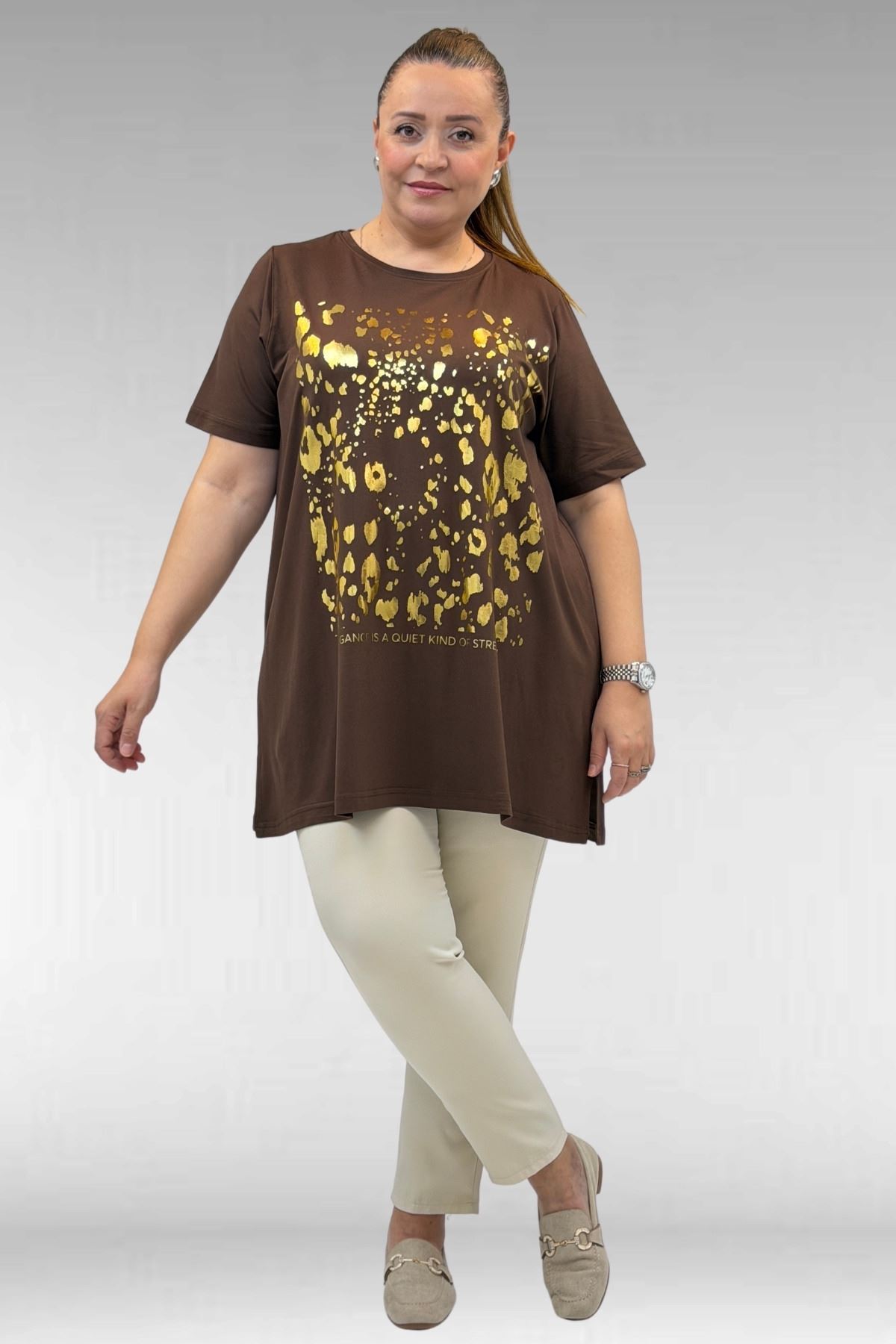 68502 Büyük Beden  Yakası Biyeli Önü Baskılı Penye Tişört - Kahve