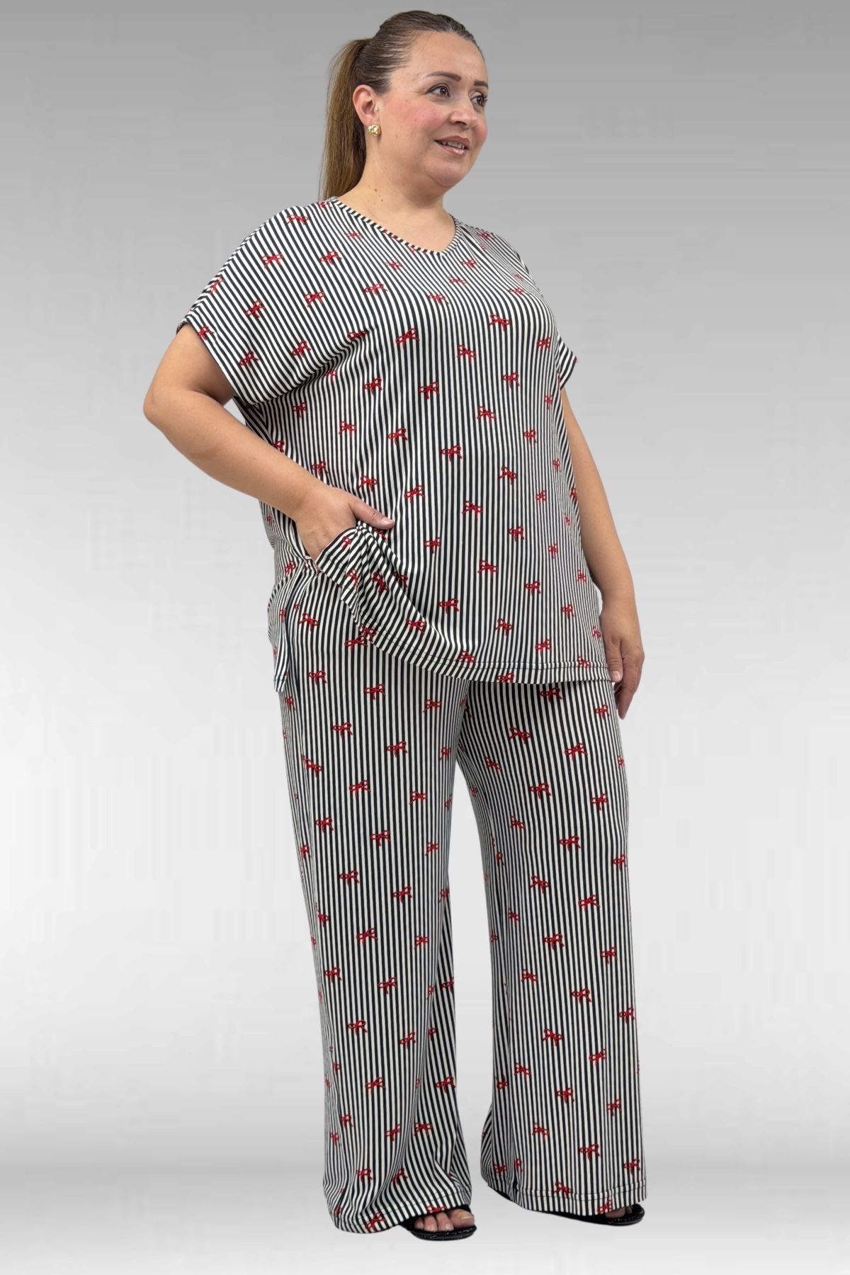 67802 Büyük Beden Yanı Yırtmaçlı Milan Pijama Takımı - Kırmızı Kurdele Desenli