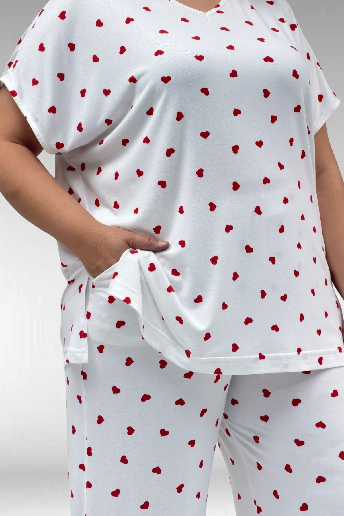 67802 Büyük Beden Yanı Yırtmaçlı Milan Pijama Takımı - Kırmızı Kalp Desenli