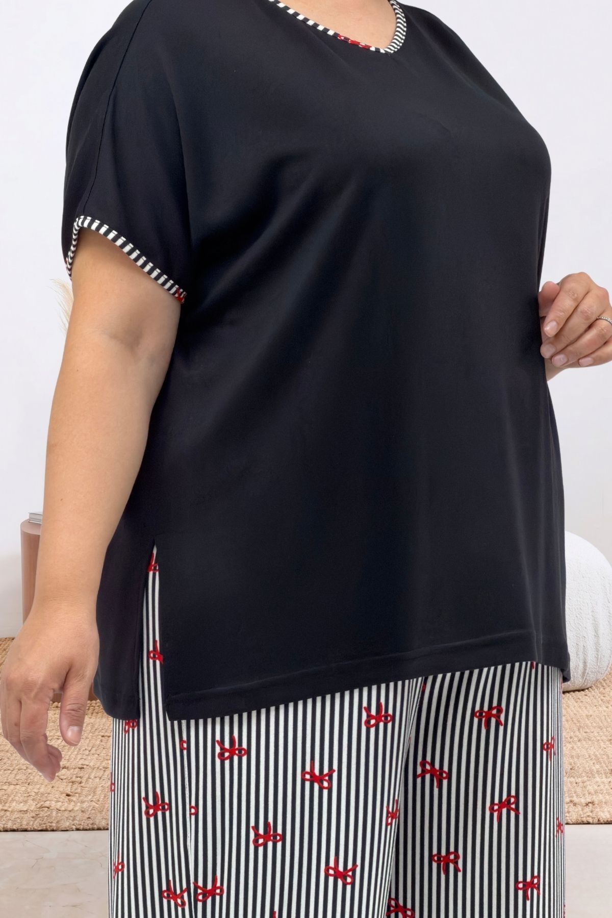 67808 Büyük Beden Kombinli Modal -Milan Pijama Takımı - Kırmızı Kurdele Desenli