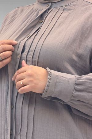 68022 Büyük Beden Boydan Pile Detaylı Müslin Gömlek - Vizon